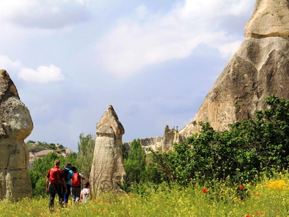 Ihr Wanderweg führt durch das Klostertal mit seinen farbigen Felsformationen. Unzaehlige alte byzantinische Felskirchen liegen auf Ihrem Weg.